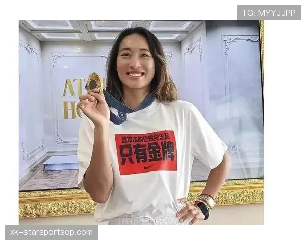 郑钦文赛场上吼得比观众还大声，场下喝个蛋白粉都像在拍奢侈品广告